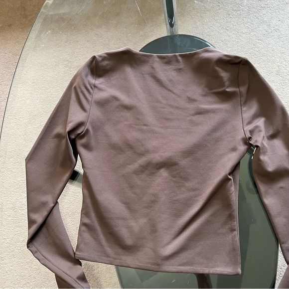 Aritzia Contour V-Neck Longsleeve - Picture 10 of 10